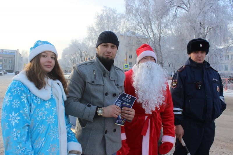 В Киселевске полицейский Дед Мороз и Снегурочка отправились в рейд с сотрудниками госавтоинспекции