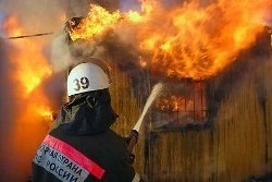 Спасатели МЧС России ликвидировали пожар в неэксплуатируемых строениях в Киселевском ГО