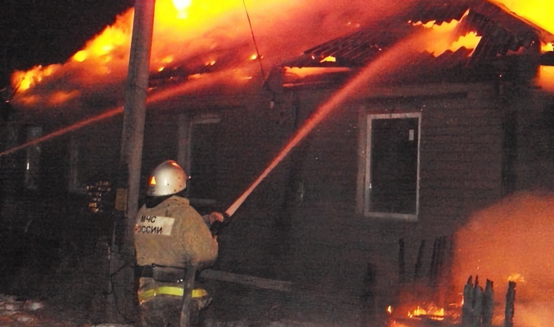 Спасатели МЧС России ликвидировали пожар в частном нежилом доме в Киселевском ГО